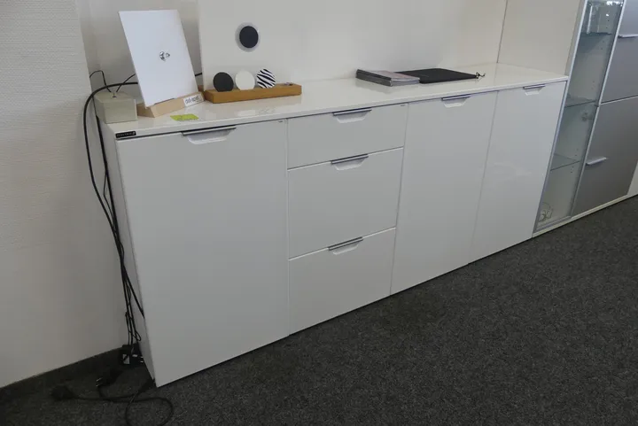Sideboard, mit Inhalt Maße in cm ca.: 190 x 40 x 84